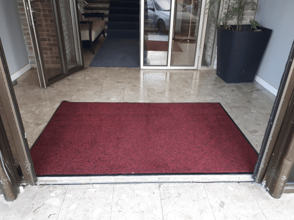 שטיח כניסה בבית מלון - שטיחי כניסה גדולים